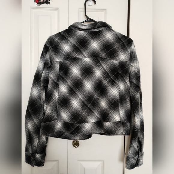 No Boundaries cropped shacket - Walmart - Picture 5 of 7